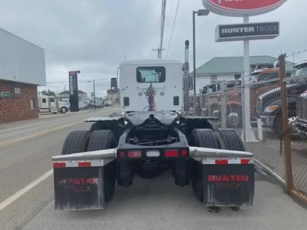 2023 Peterbilt 567 image 3