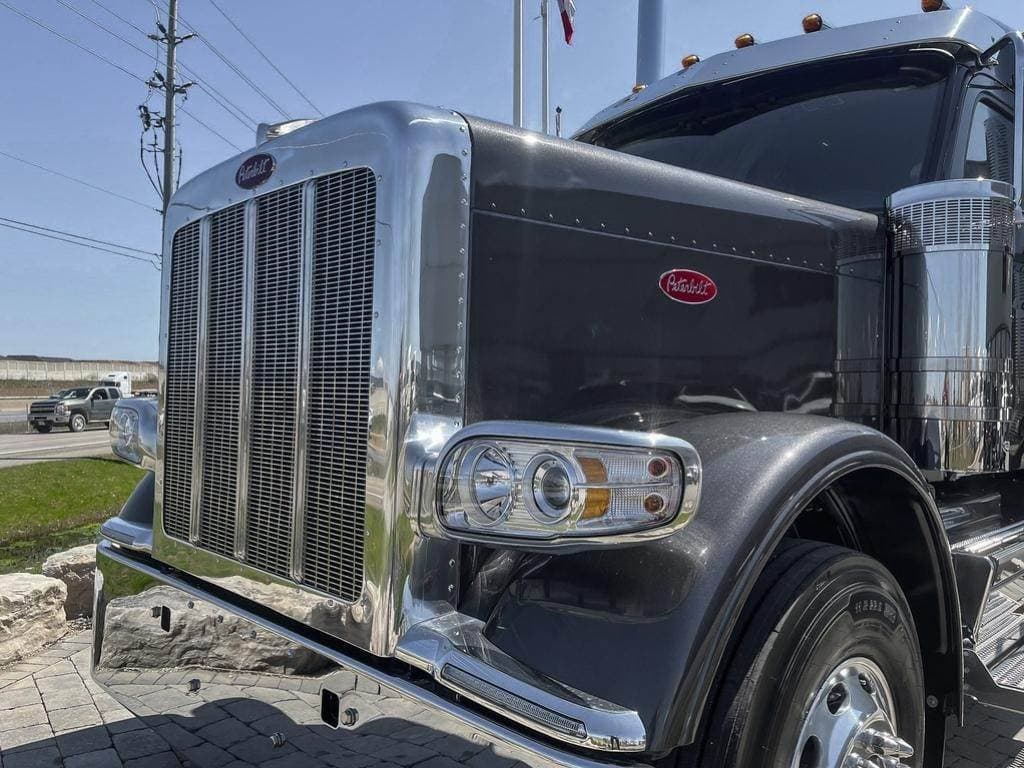 2025 Peterbilt 589 image 11