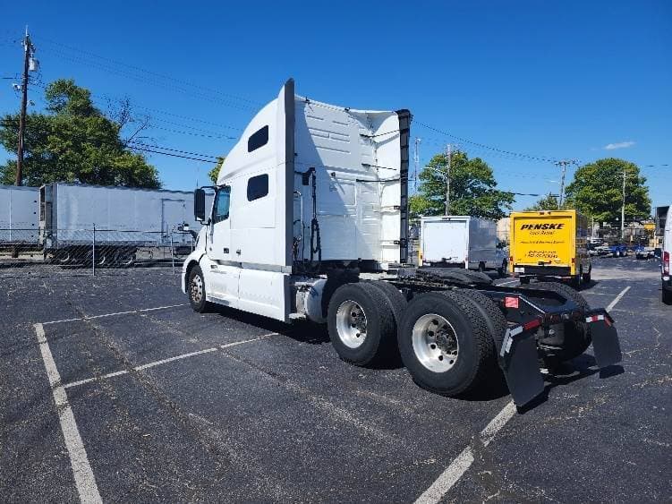 2023 Volvo VNL image 7