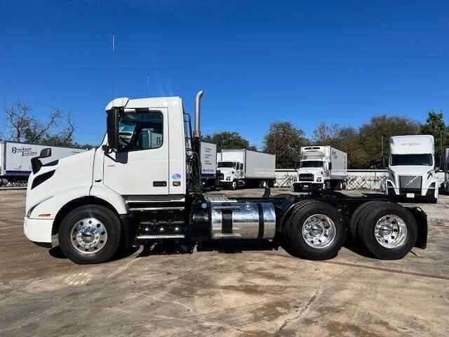 2019 Volvo VNR image 2