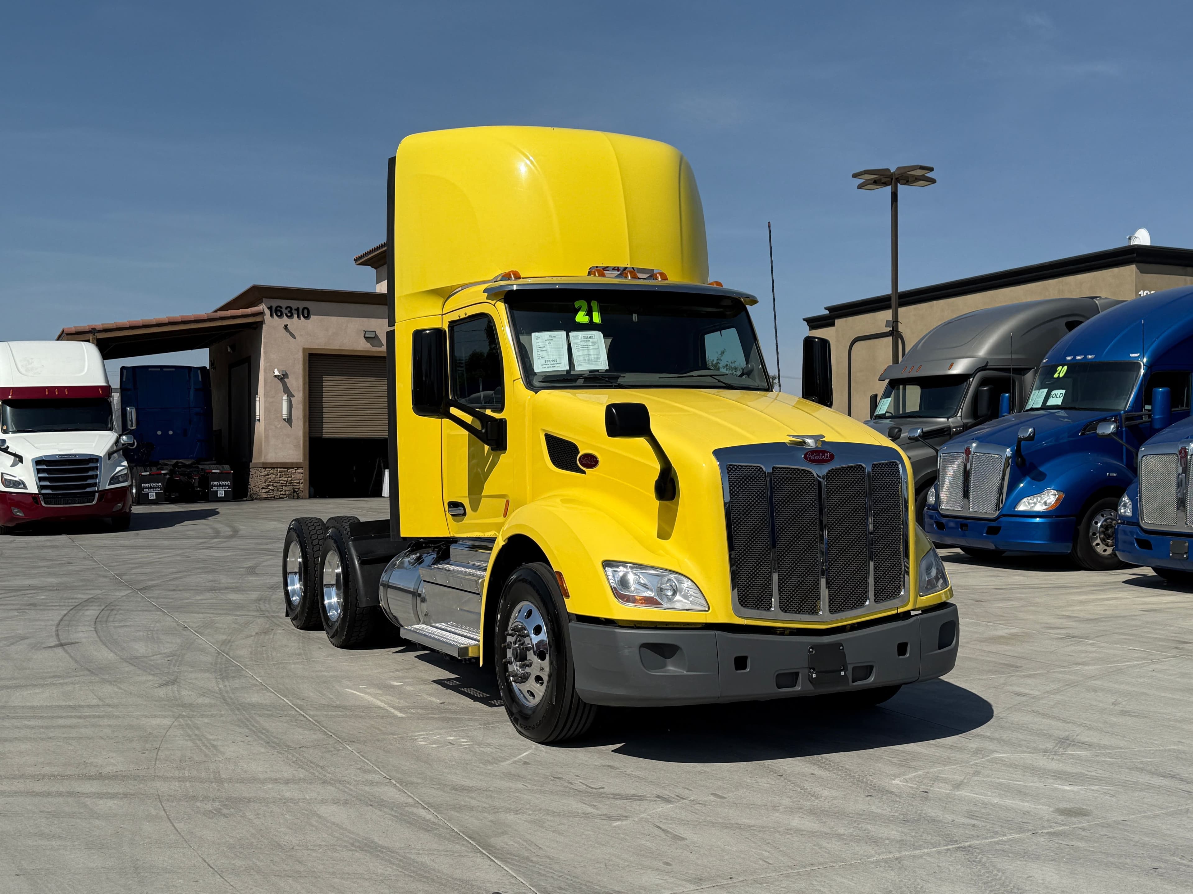 2021 Peterbilt 579 image 2