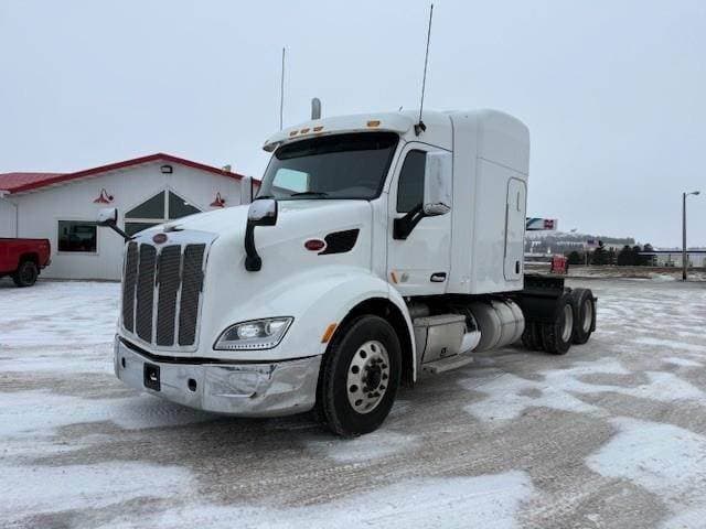 2017 Peterbilt 579 image 1