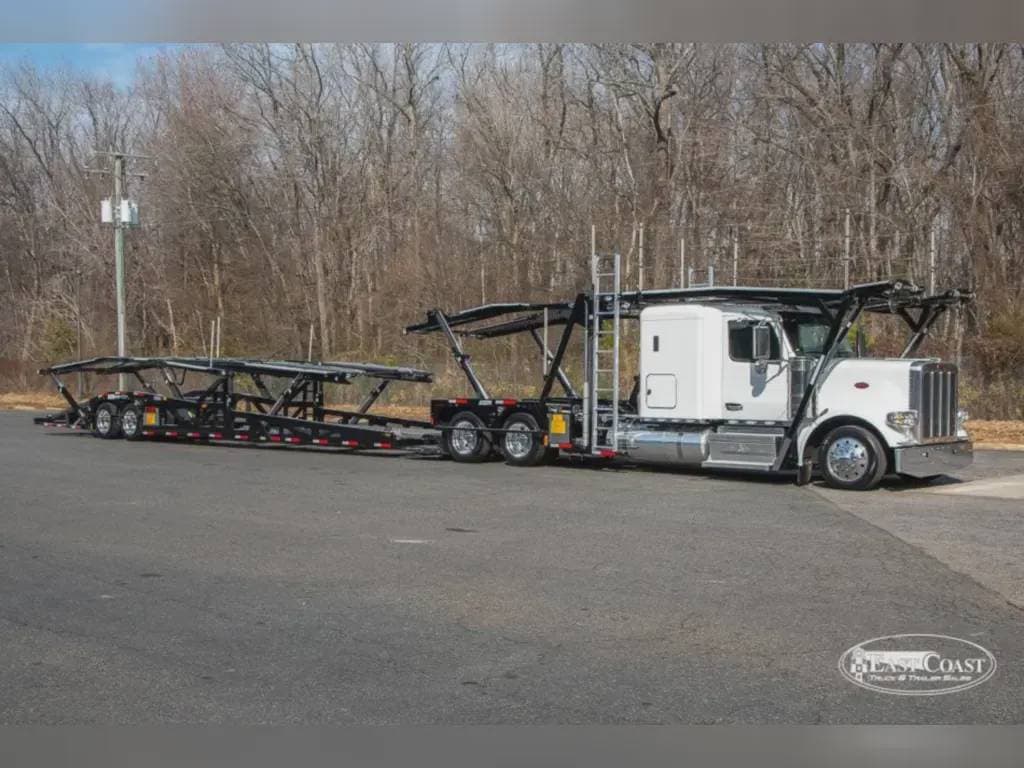2025 Peterbilt 589 image 2