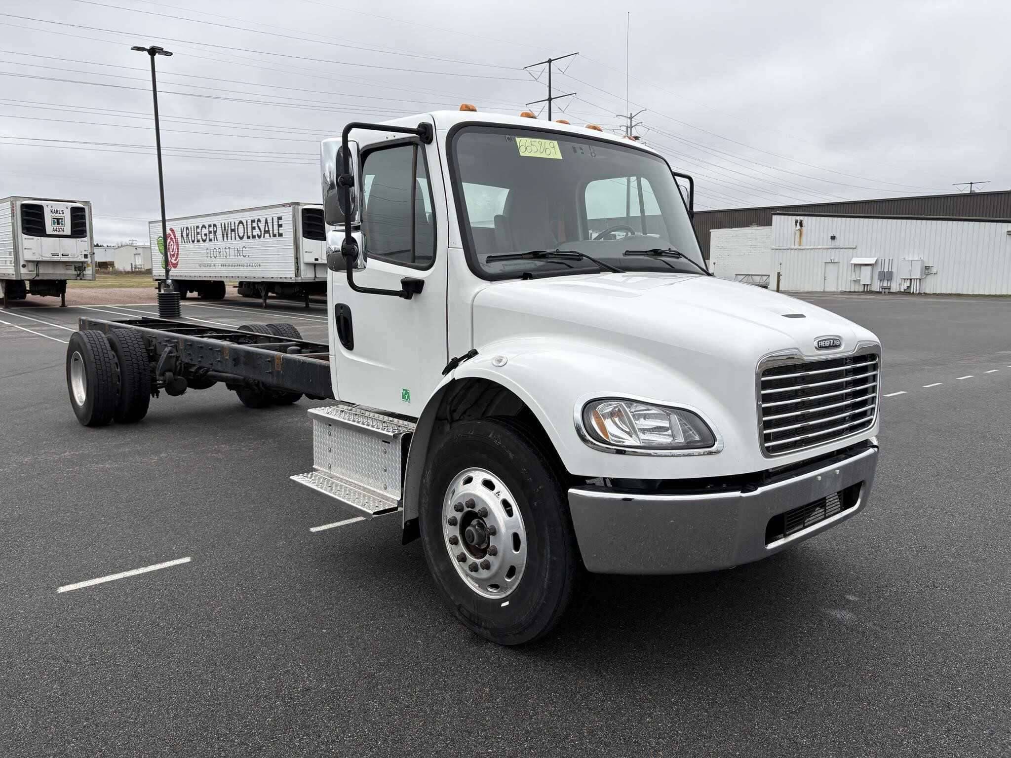 2021 Freightliner M2 image 3