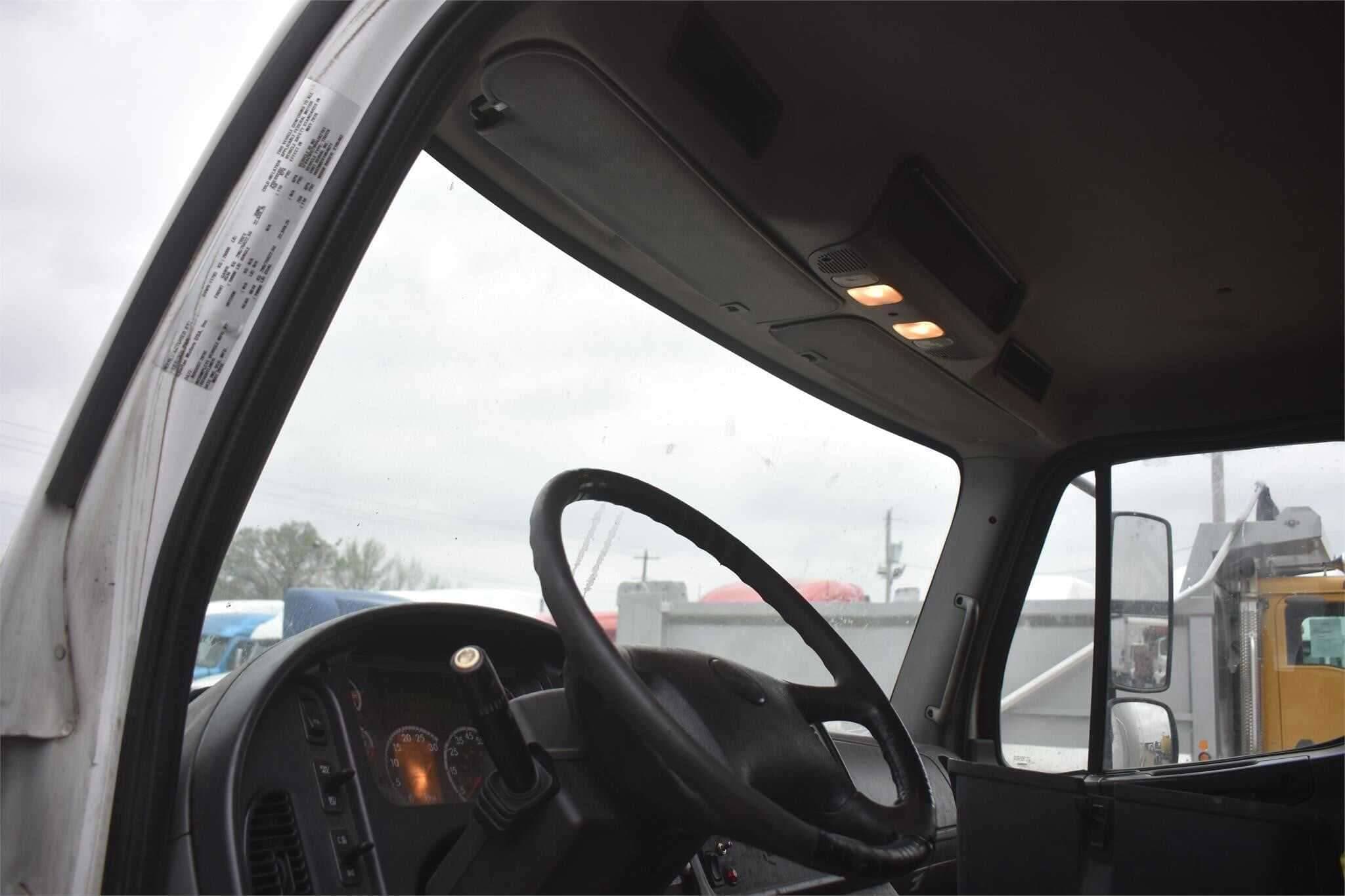 2017 Freightliner M2 image 4
