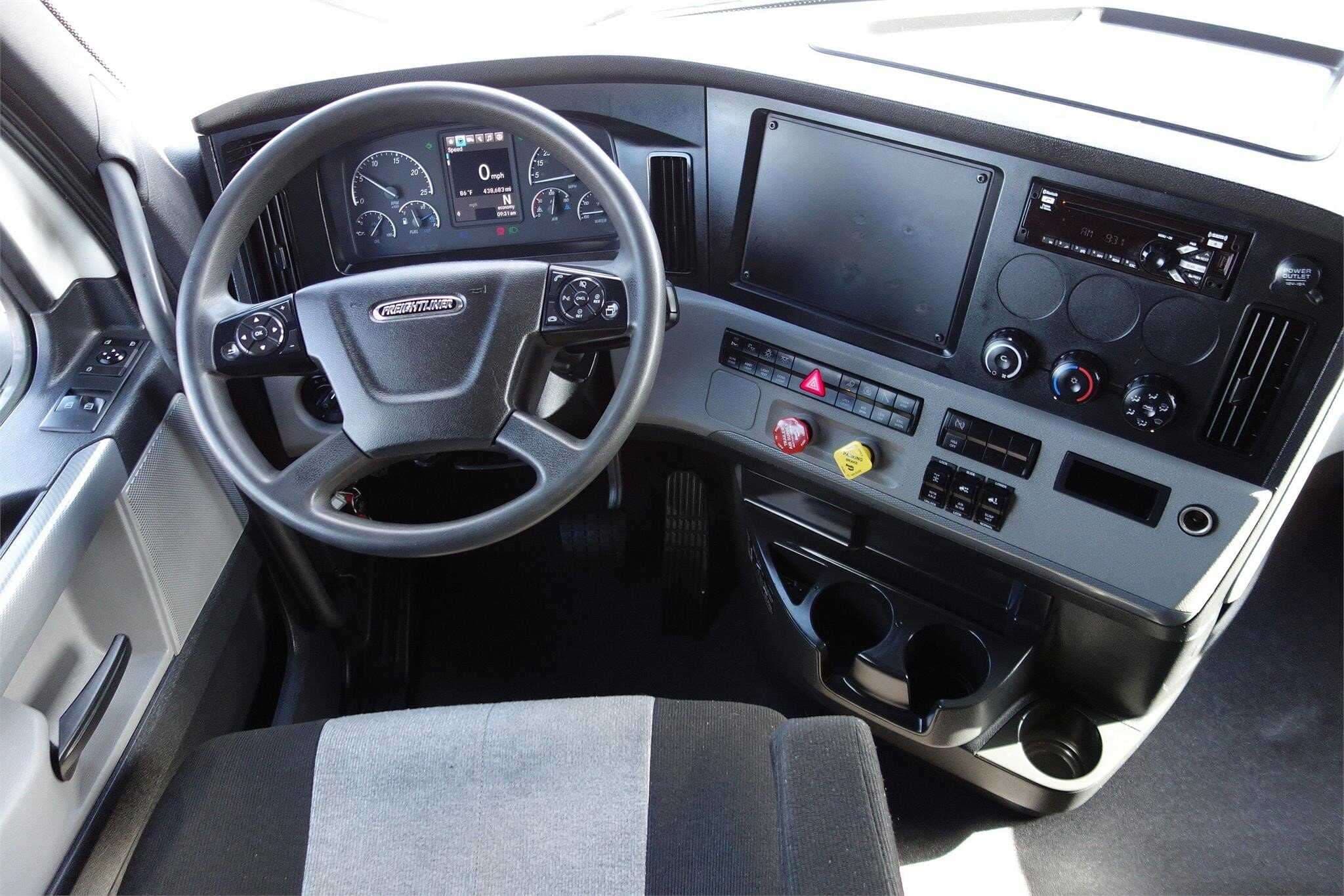 2023 Freightliner Cascadia image 3