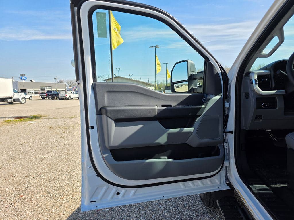 2026 Ford F-450SD XL DRW CAB CHASSIS image 18