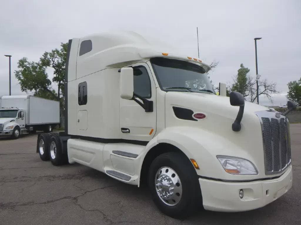 2022 Peterbilt 579 image 4