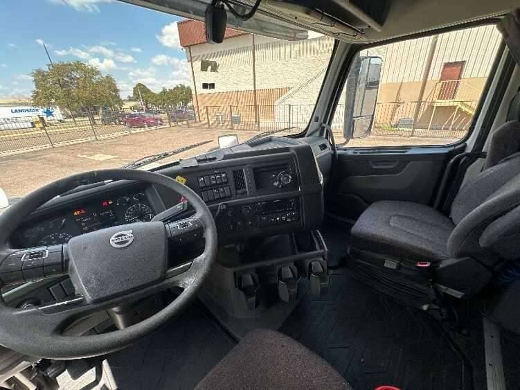 2023 Volvo VNL64760 image 6