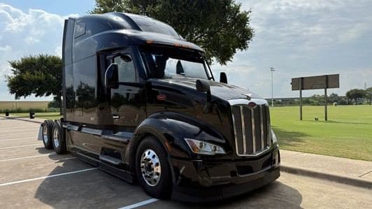 2022 Peterbilt 579 image 1