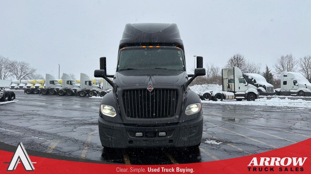 2022 International LT625 image 5