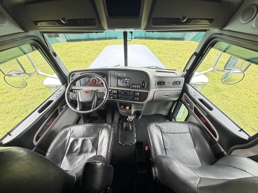 Used 2024 PETERBILT 389 image 15