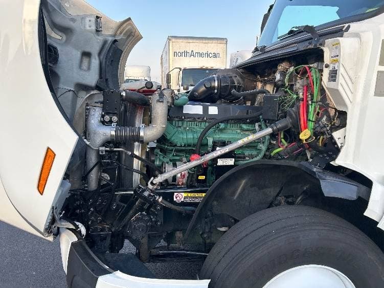 2022 Volvo VNL image 15