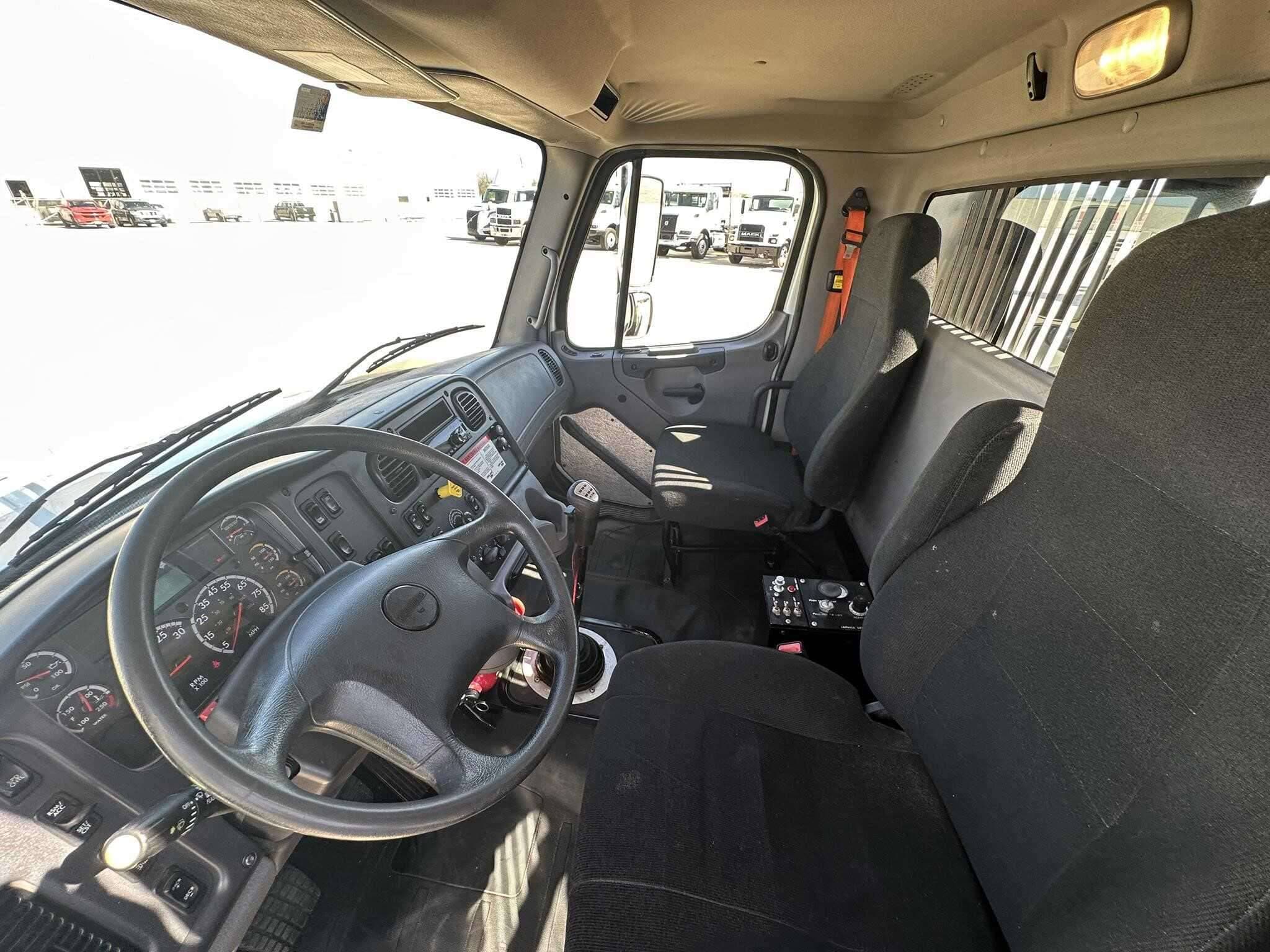 2017 Freightliner M2 image 7