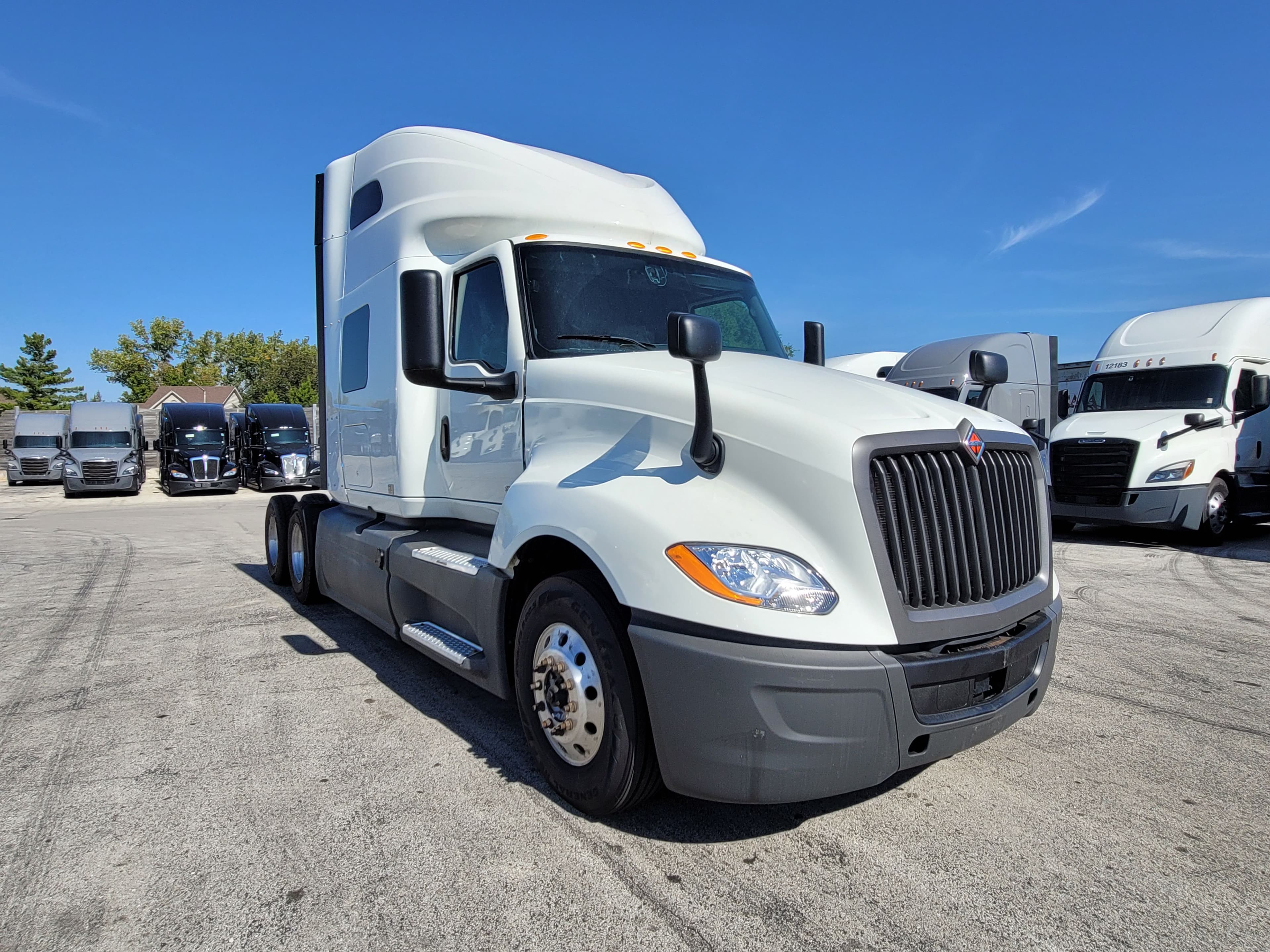 2022 International LT image 5