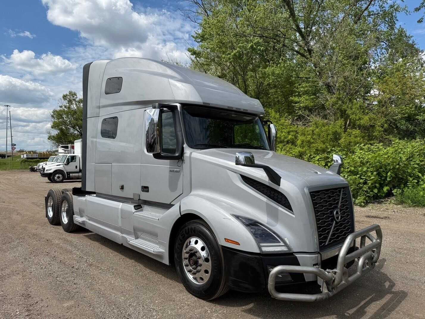 2021 Volvo VNL670 image 2