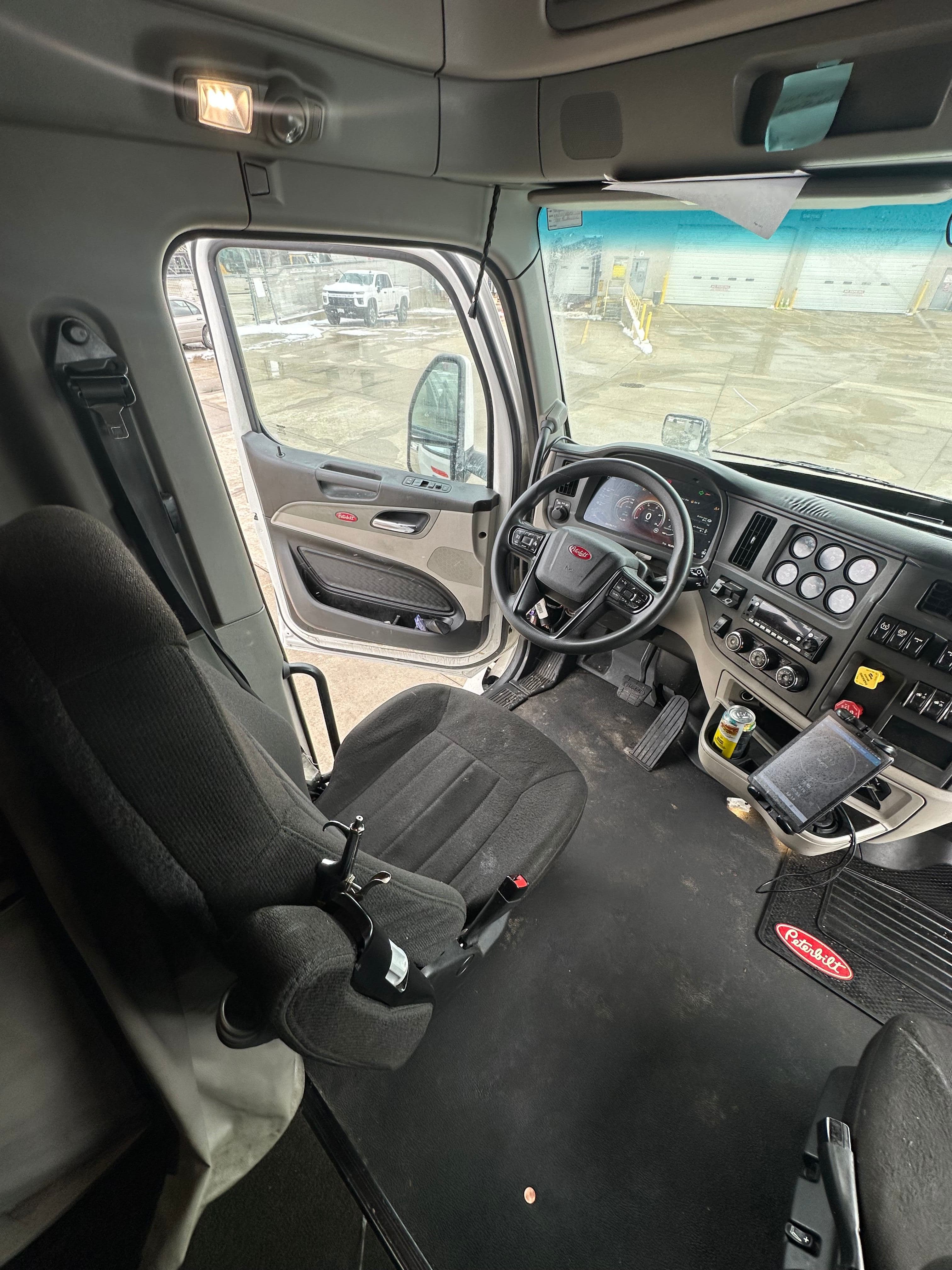 2023 Peterbilt 579 image 8