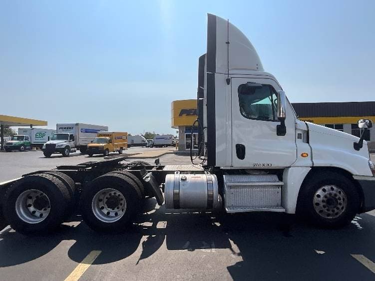 2018 Freightliner Cascadia image 2