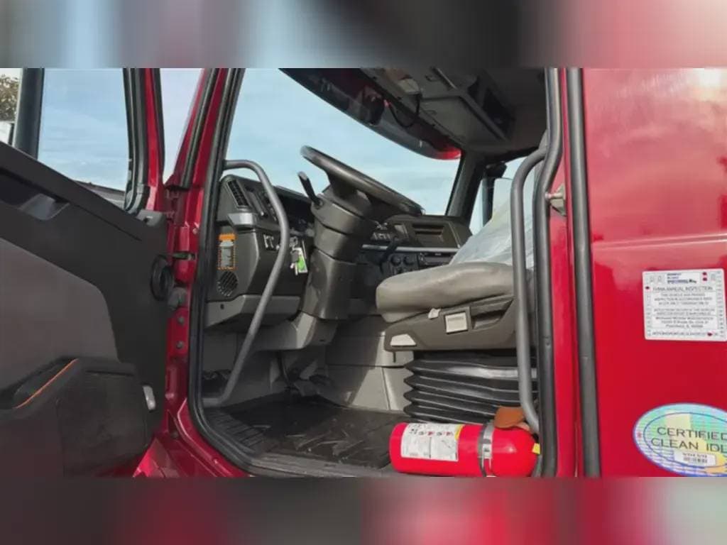 2022 Volvo VNL image 3