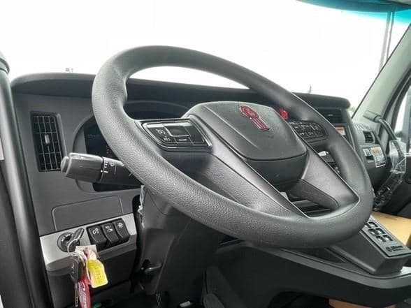 2025 Kenworth T880 image 11