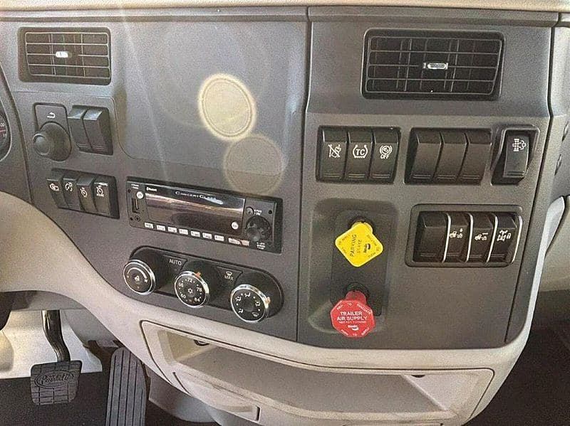 2021 Peterbilt 579 image 7