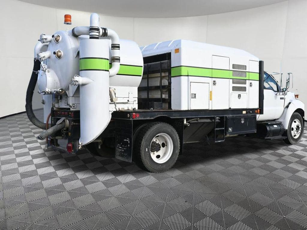 2004 Ford F-650SD XL DRW image 3