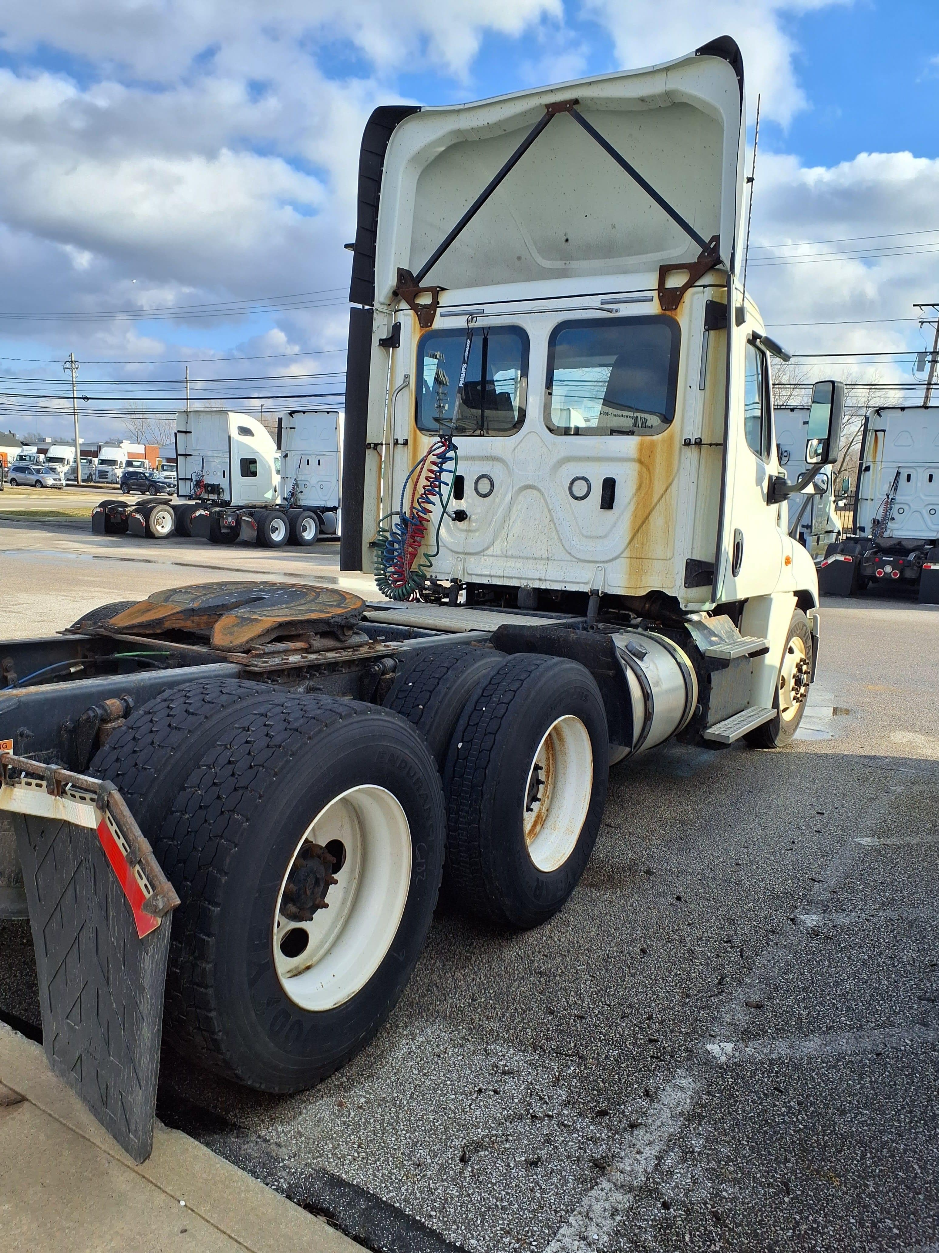 Used 2018 FREIGHTLINER/MERCEDES Conventional - Day Cab - CASCADIA 125 For Sale image 6