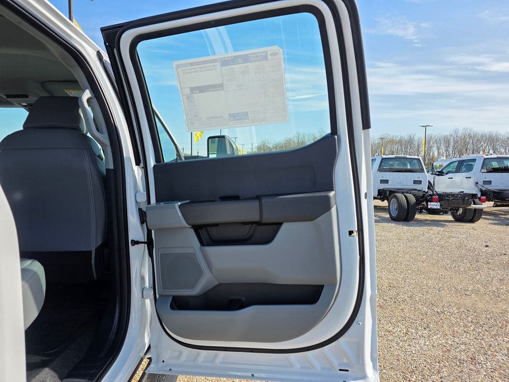 2026 Ford F-450SD XL DRW CAB CHASSIS image 29
