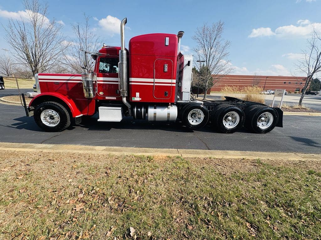 Used 2021 PETERBILT 389 image 2