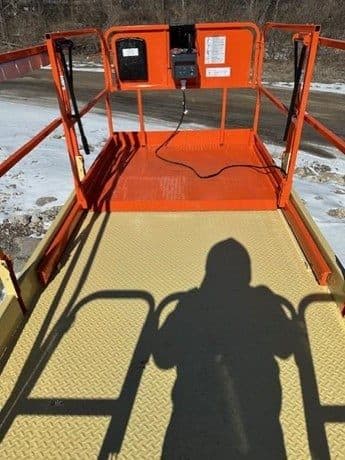 2016 JLG 260MRT image 2