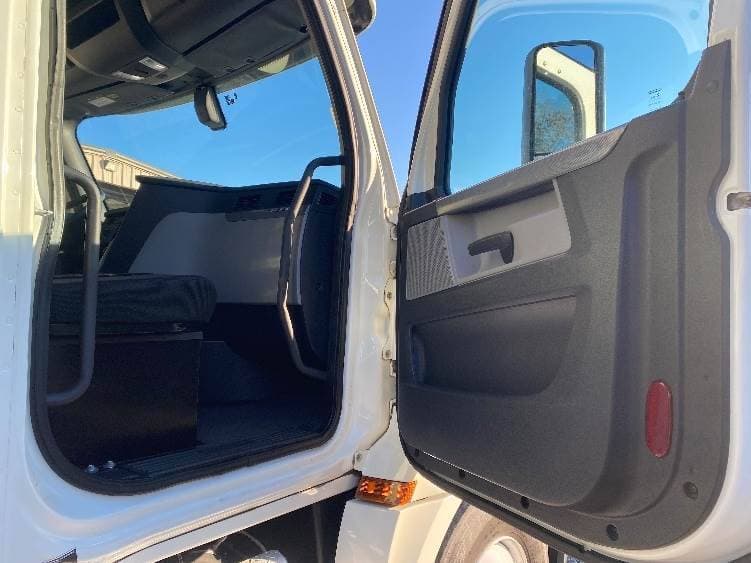2019 Freightliner Cascadia 126 Day Cab Truck - 435HP, 12 Speed Automatic image 12