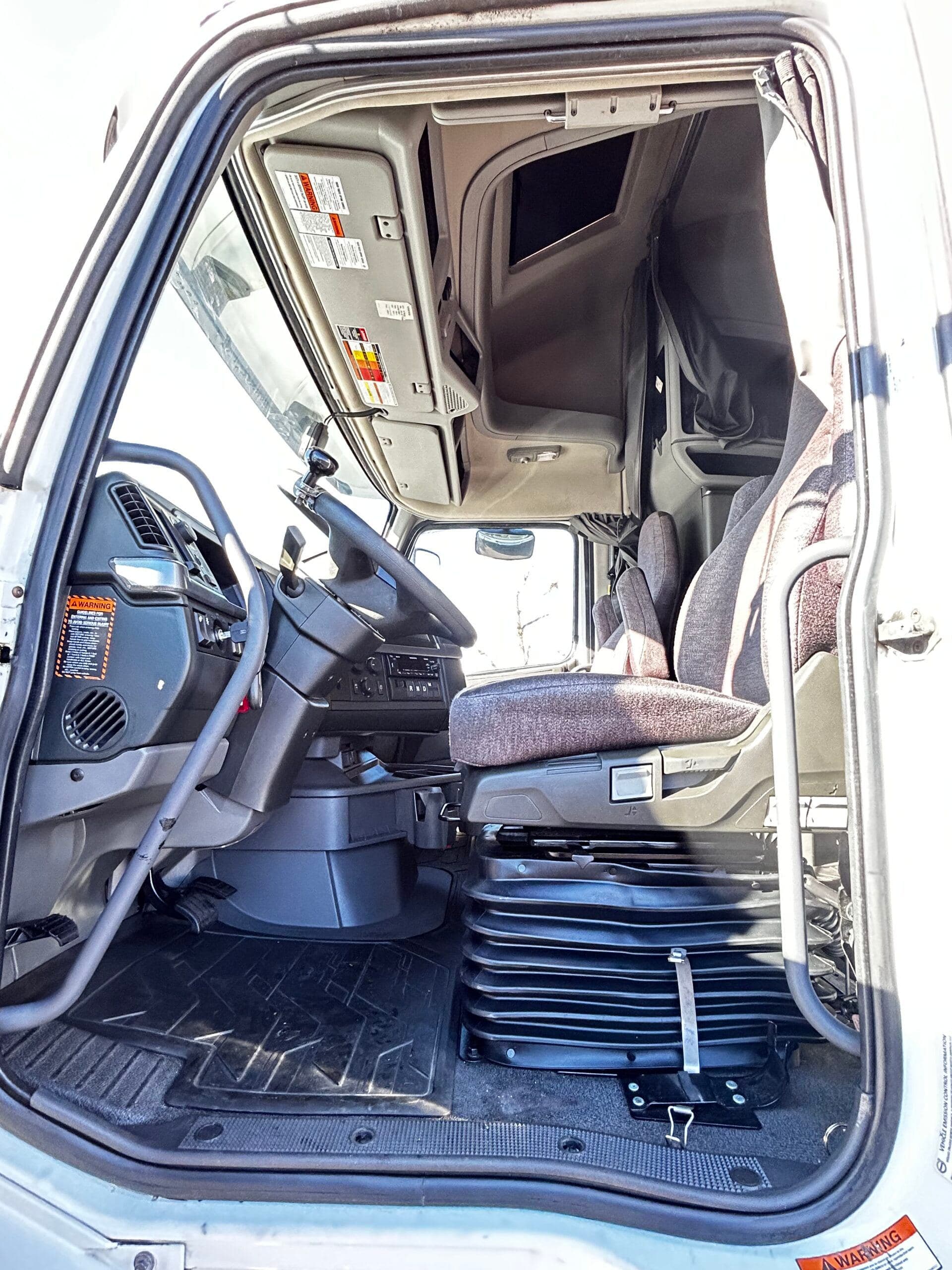 2023 Volvo VNL image 9