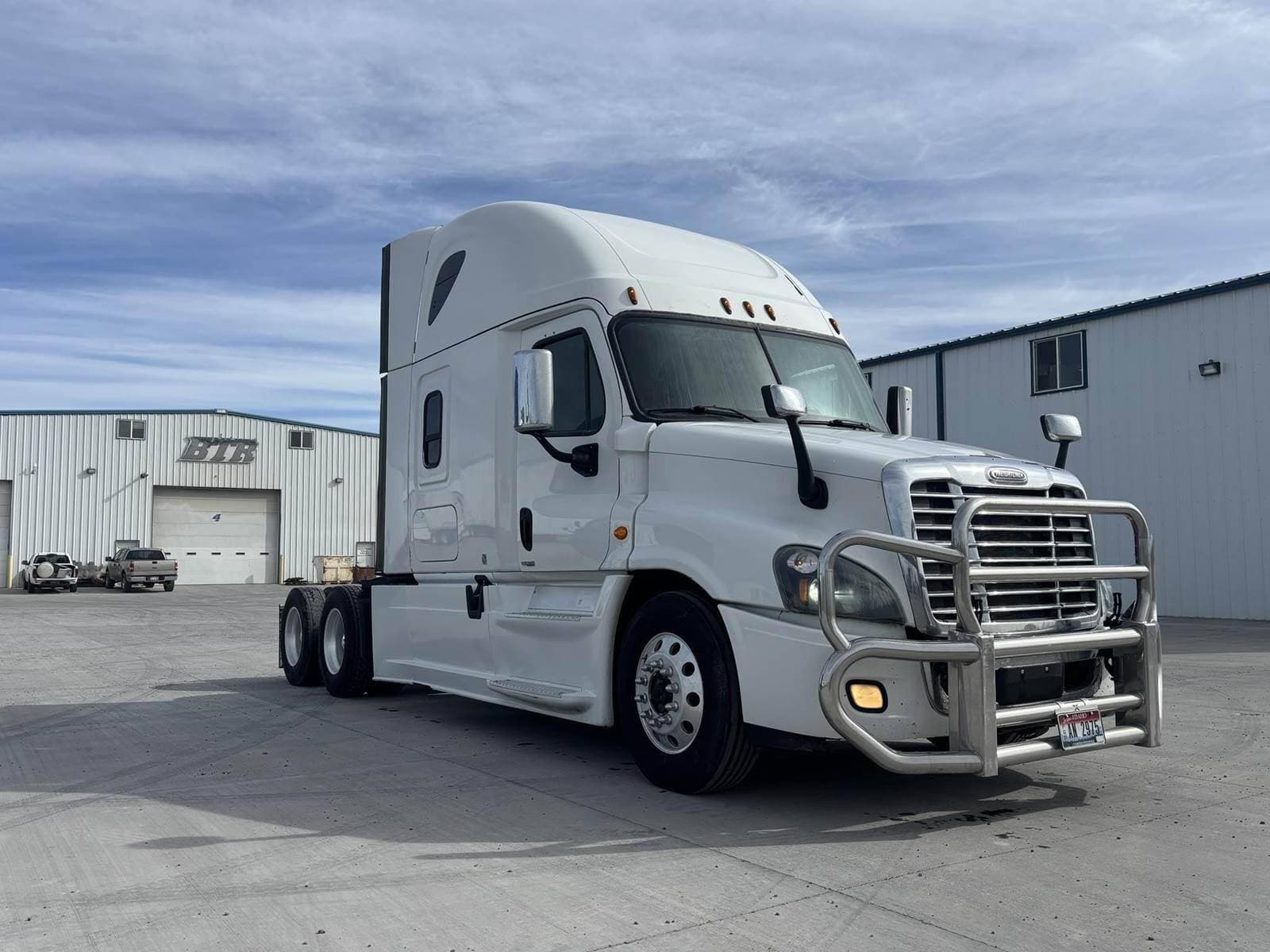 2017 Freightliner Cascadia 113 image 2