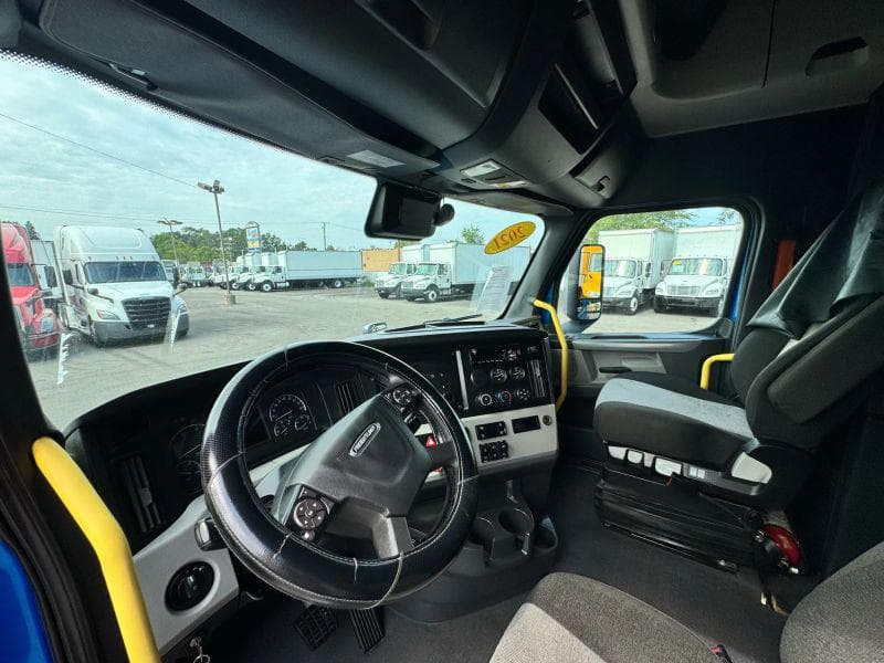 2021 Freightliner Cascadia image 35