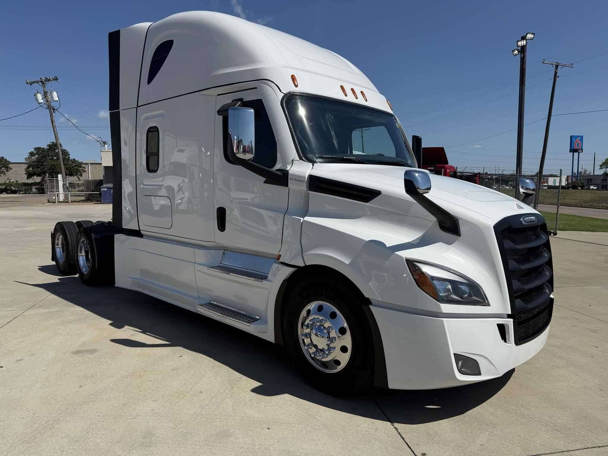 Used 2024 FREIGHTLINER CASCADIA 126 Conventional image 4