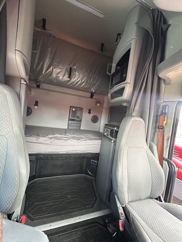 2023 Volvo VNL64T760 image 9