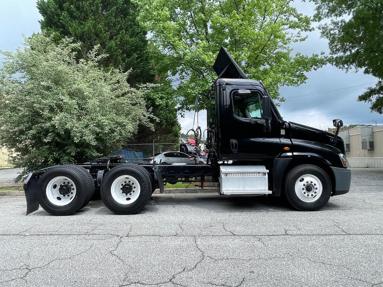 2018 Freightliner Cascadia 125 image 2