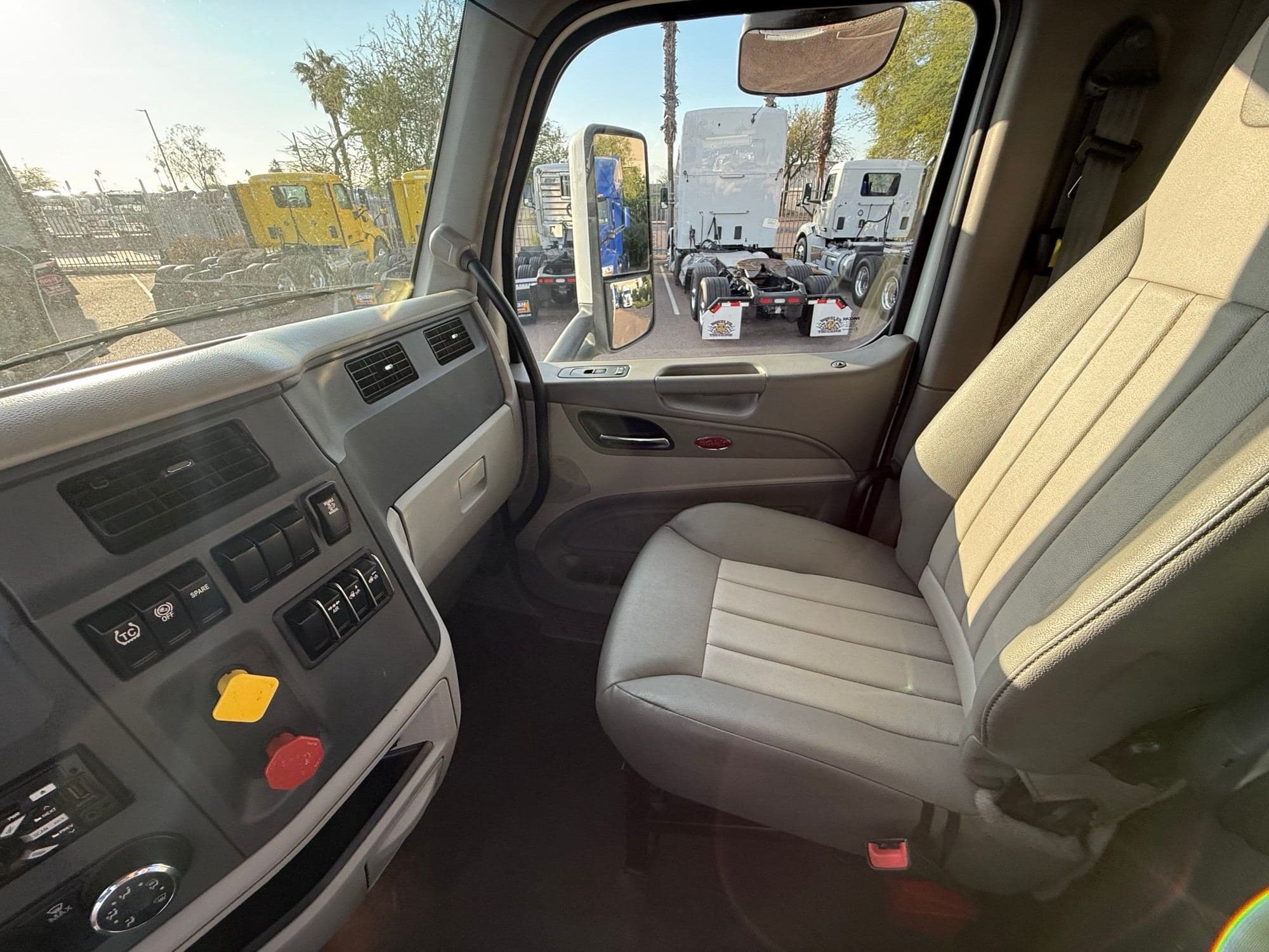 2020 Peterbilt 579 image 11