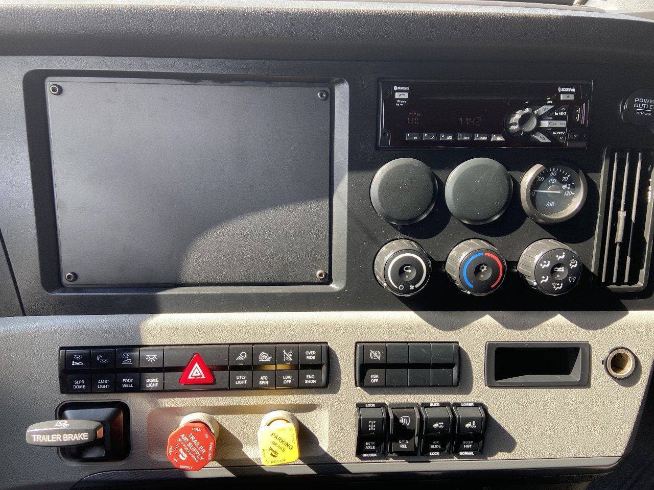 2020 FREIGHTLINER Cascadia CA126 Tandem Axle Sleeper image 15