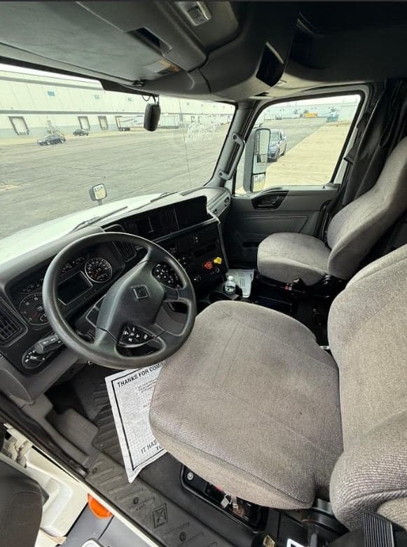 2020 International LT625 image 8