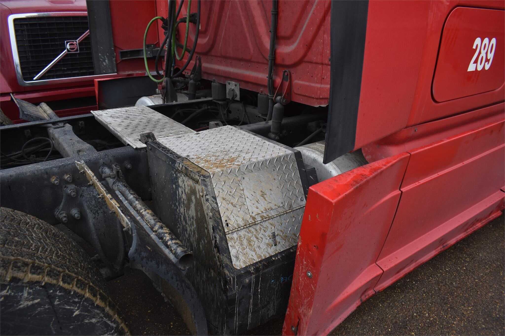 2013 Freightliner Cascadia 125 image 2