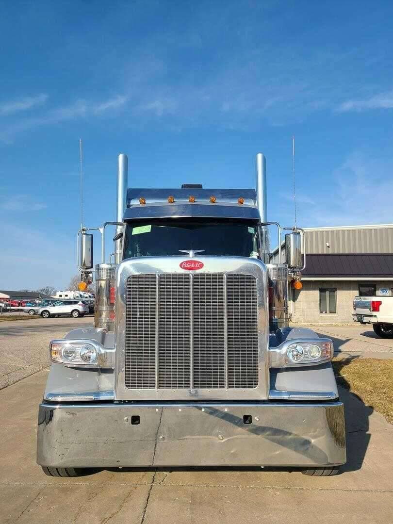 2025 Peterbilt 589 image 3