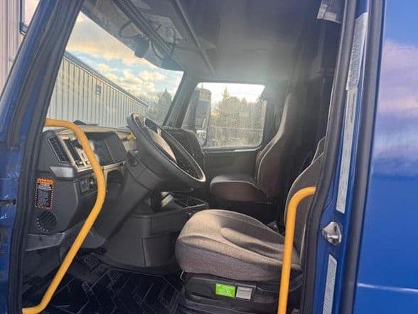 2021 Volvo VNR64T640 image 8