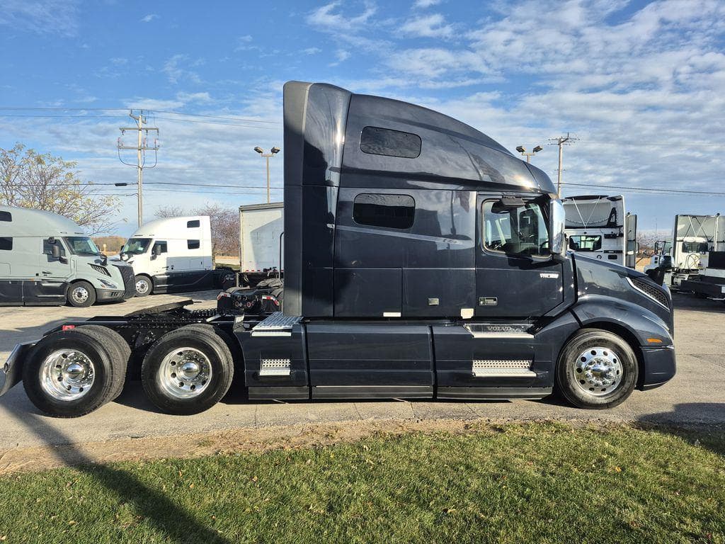 2023 Volvo VNL image 6