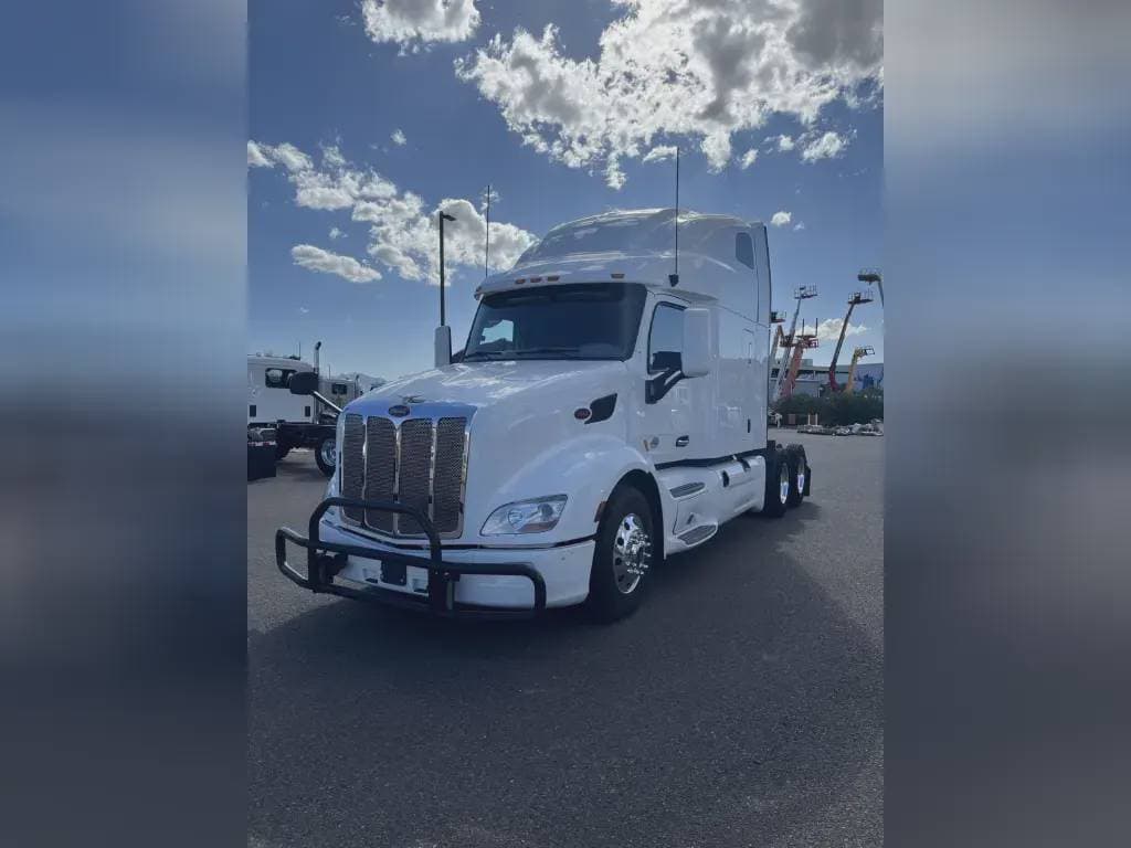 2022 Peterbilt 579 image 1