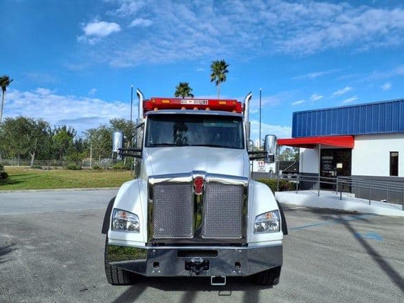 2025 Kenworth T880 image 2