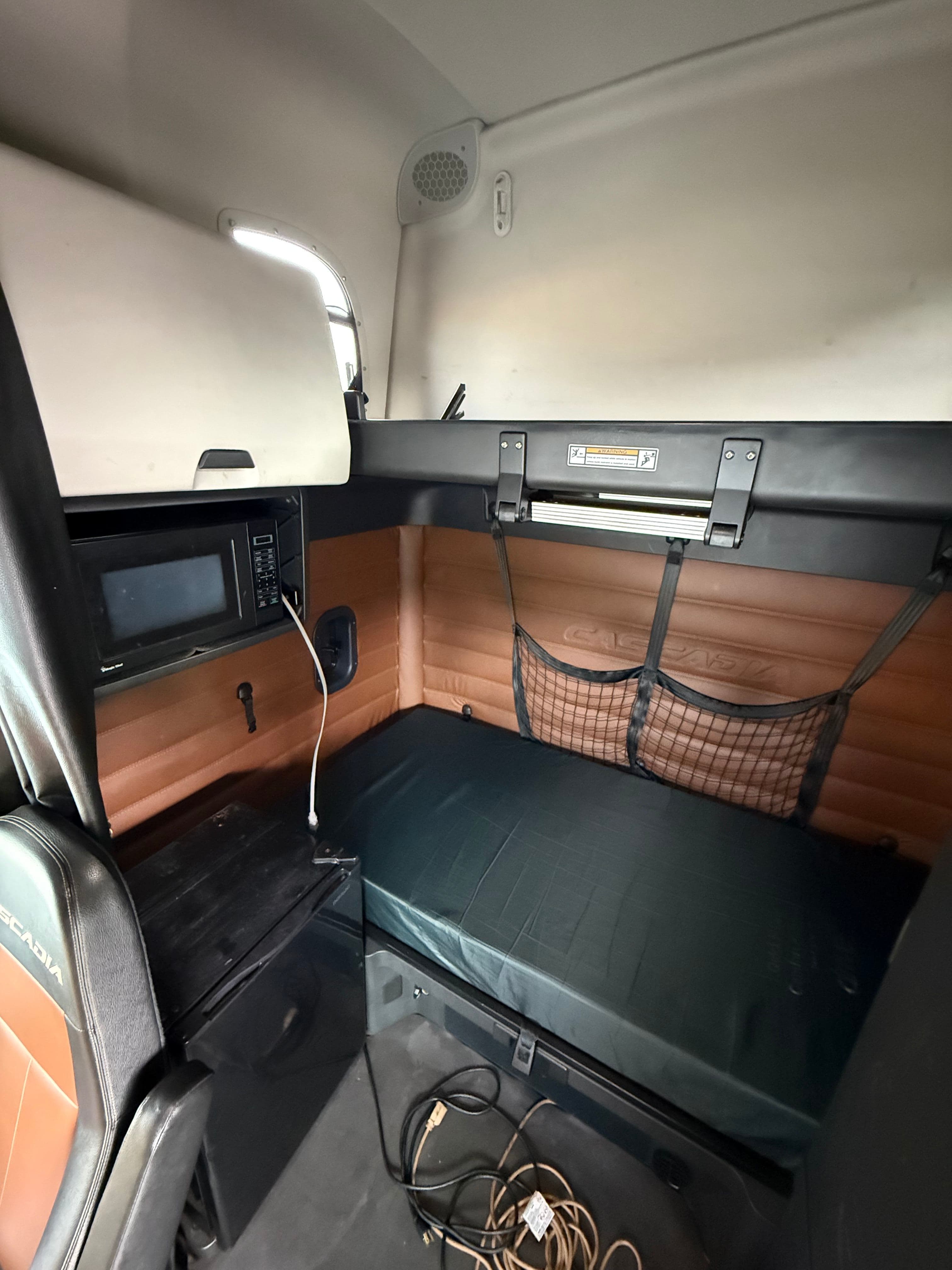2019 Freightliner Cascadia 126 image 10