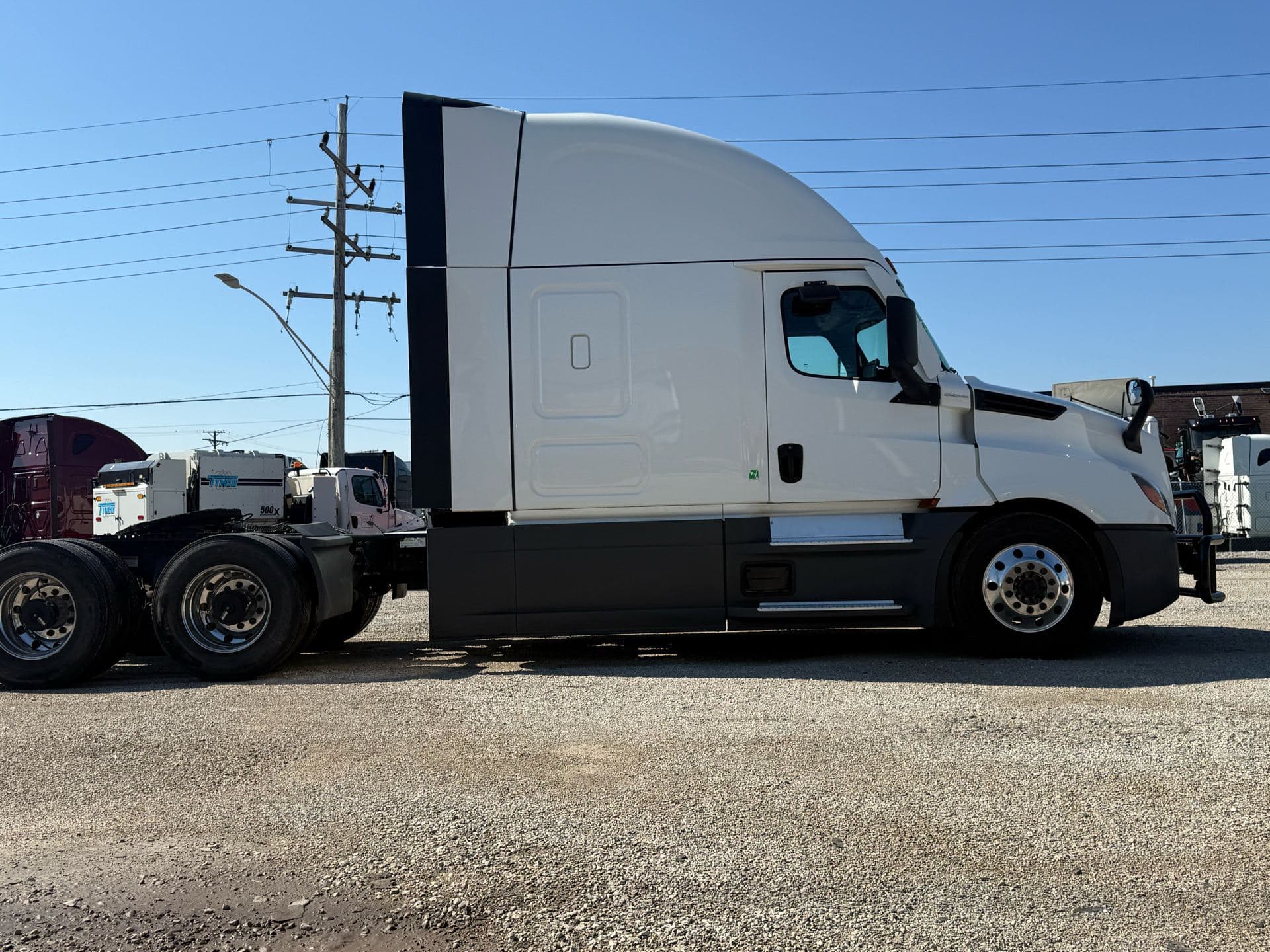 2023 Freightliner - 627k - 13,500 Hours! image 11