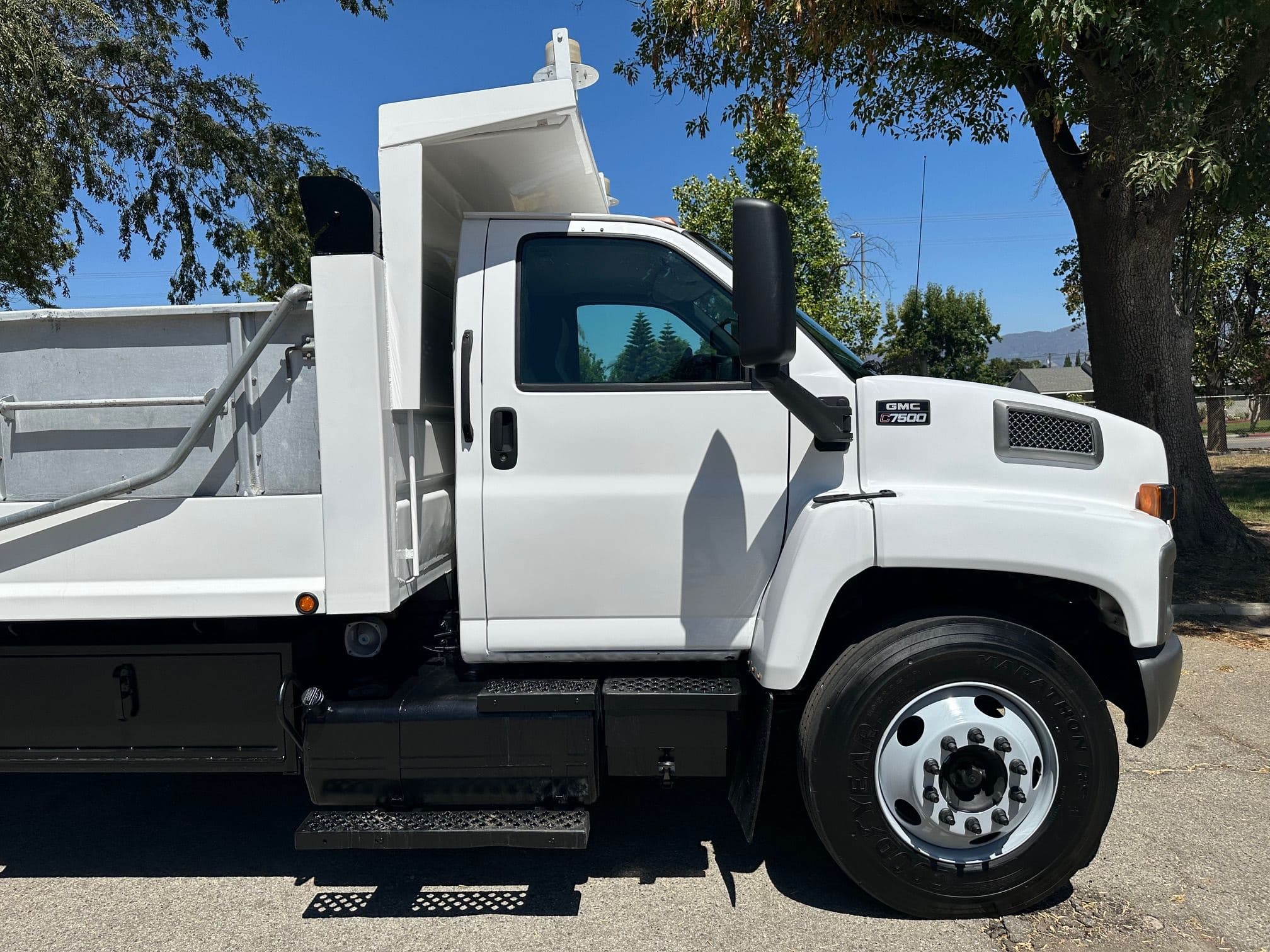 2009 GMC TOPKICK C7500 Dump Truck image 14