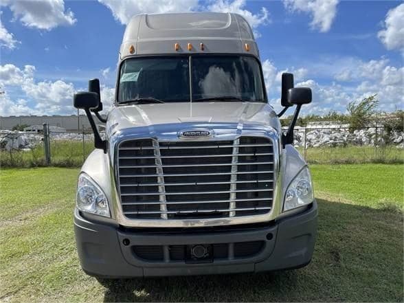2017 Freightliner Cascadia image 2